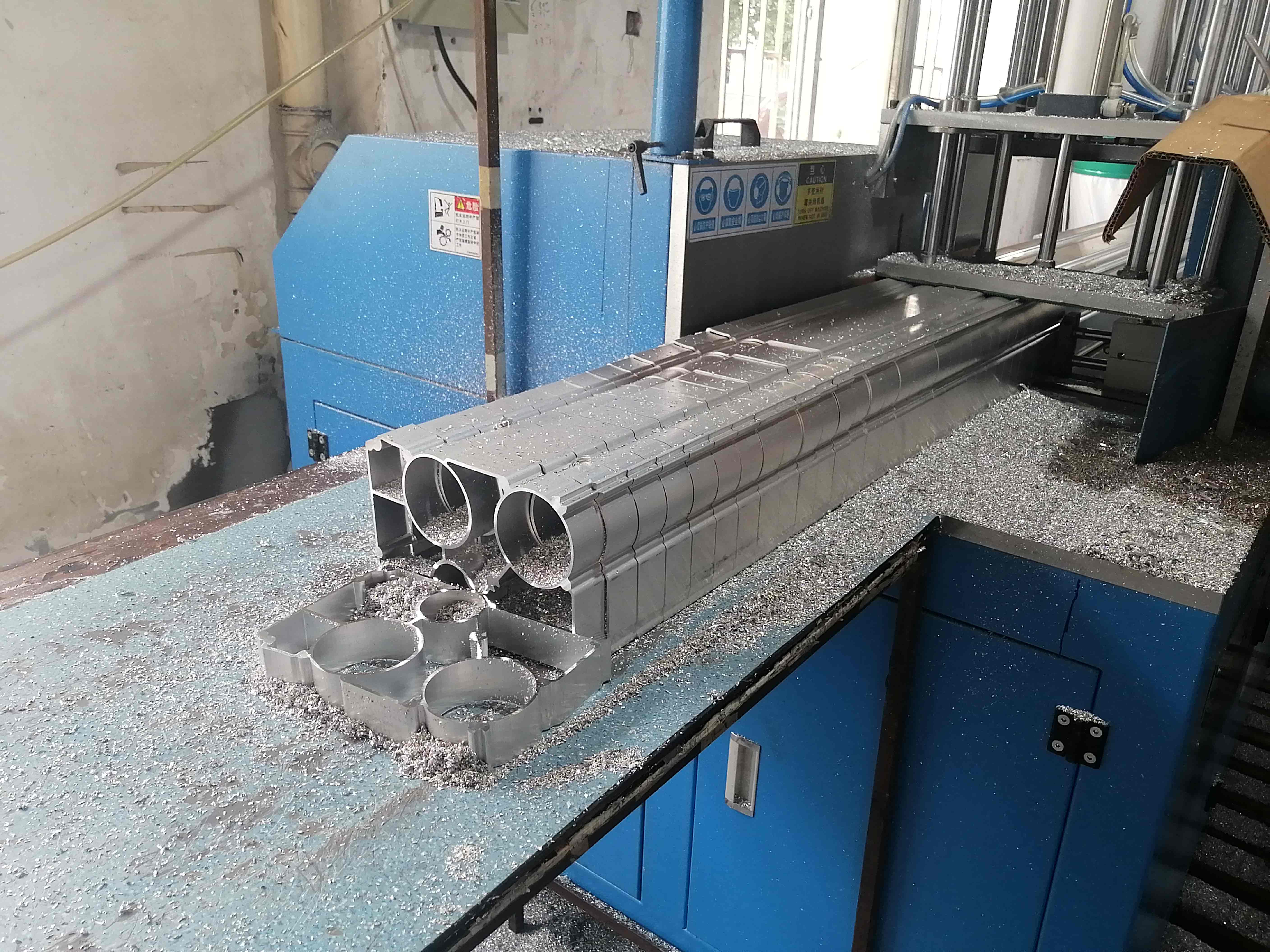 工业铝型材切割机SDY-Q600锯切特斯拉产品